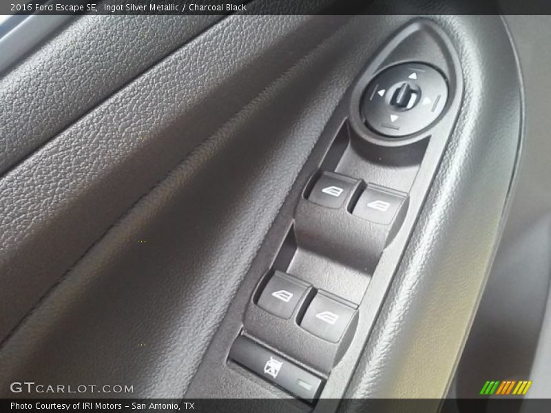 Ingot Silver Metallic / Charcoal Black 2016 Ford Escape SE