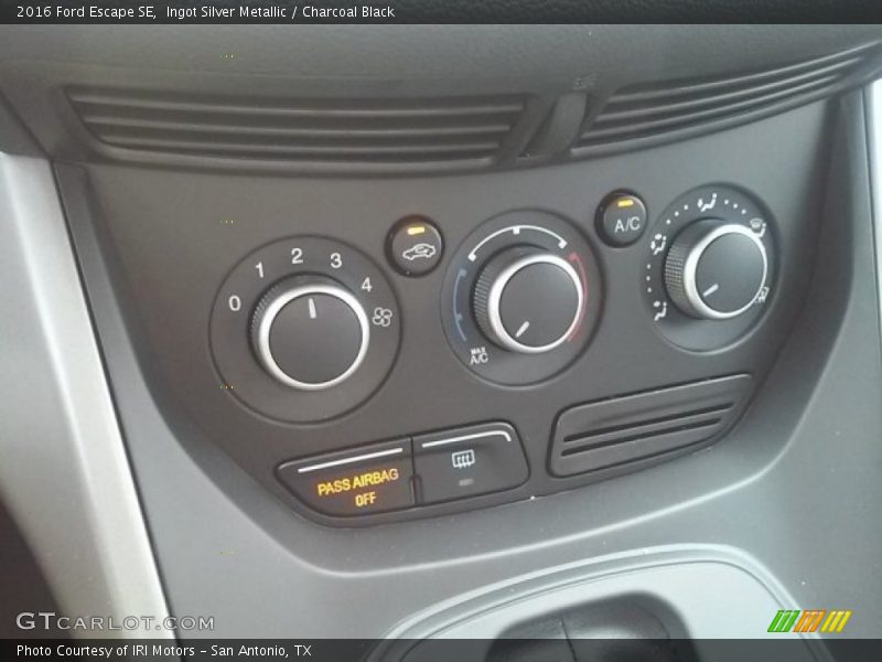 Ingot Silver Metallic / Charcoal Black 2016 Ford Escape SE