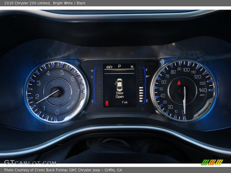 Bright White / Black 2016 Chrysler 200 Limited