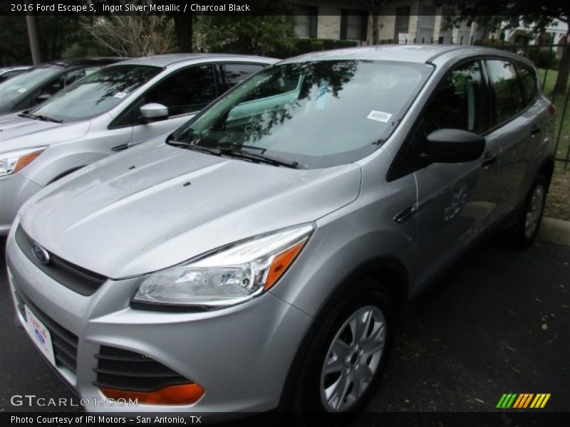 Ingot Silver Metallic / Charcoal Black 2016 Ford Escape S