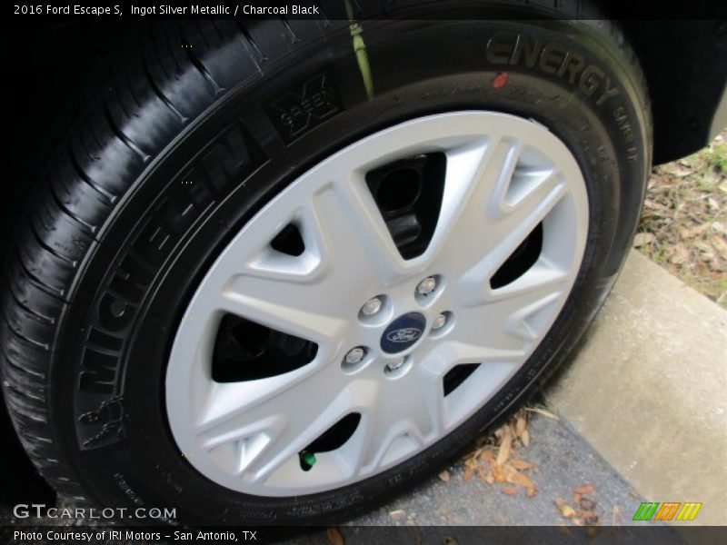Ingot Silver Metallic / Charcoal Black 2016 Ford Escape S