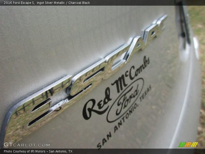 Ingot Silver Metallic / Charcoal Black 2016 Ford Escape S