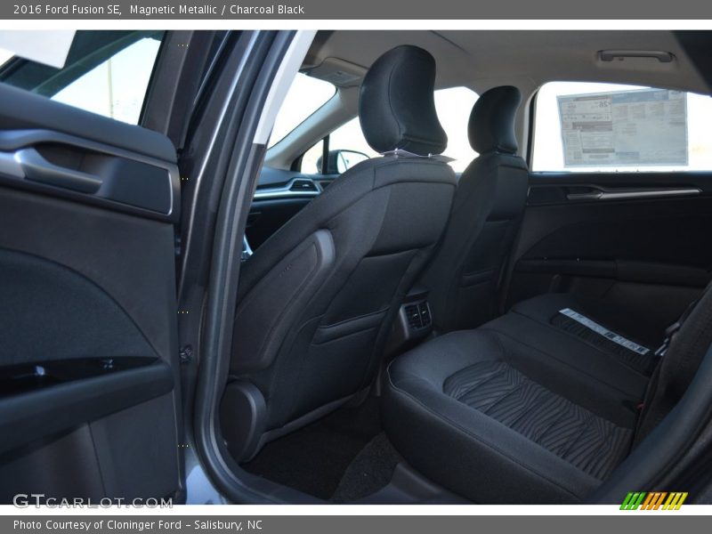 Magnetic Metallic / Charcoal Black 2016 Ford Fusion SE