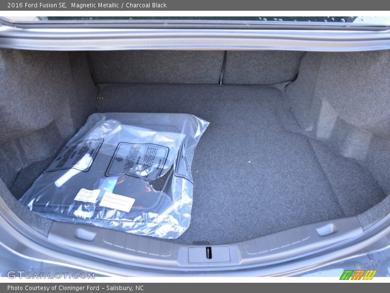 Magnetic Metallic / Charcoal Black 2016 Ford Fusion SE