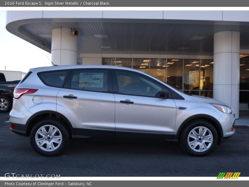Ingot Silver Metallic / Charcoal Black 2016 Ford Escape S