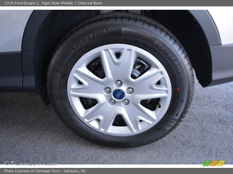 Ingot Silver Metallic / Charcoal Black 2016 Ford Escape S