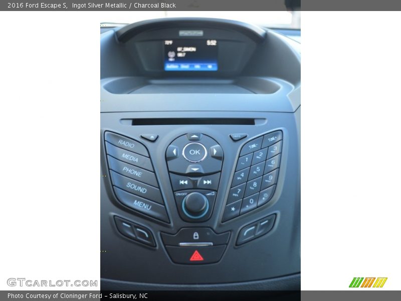 Ingot Silver Metallic / Charcoal Black 2016 Ford Escape S