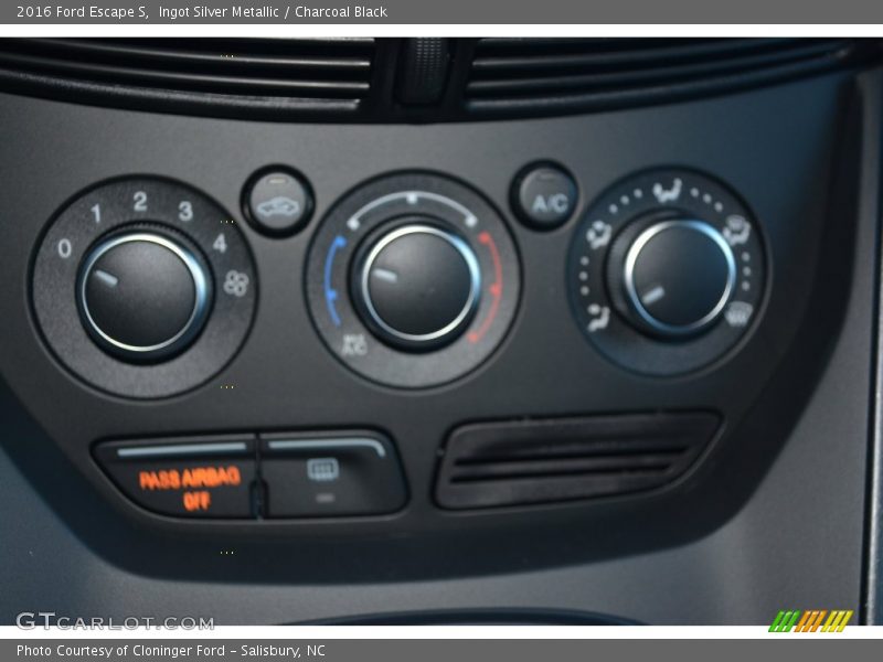 Ingot Silver Metallic / Charcoal Black 2016 Ford Escape S