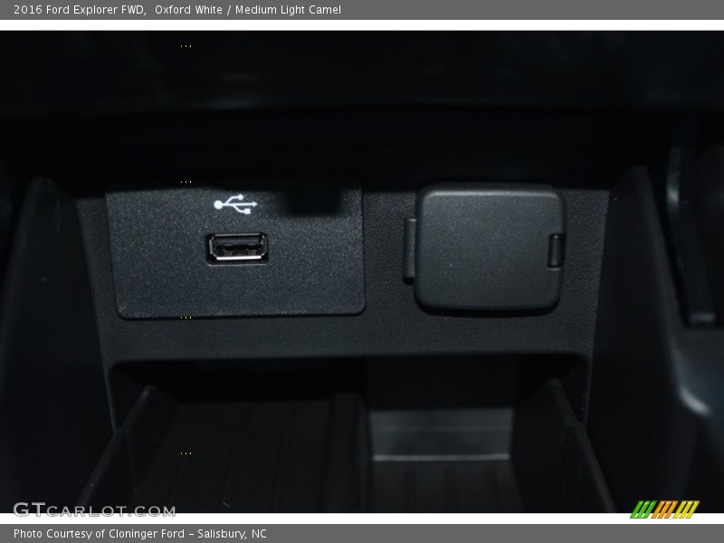 Oxford White / Medium Light Camel 2016 Ford Explorer FWD