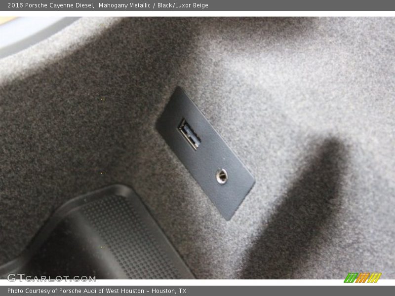 Mahogany Metallic / Black/Luxor Beige 2016 Porsche Cayenne Diesel