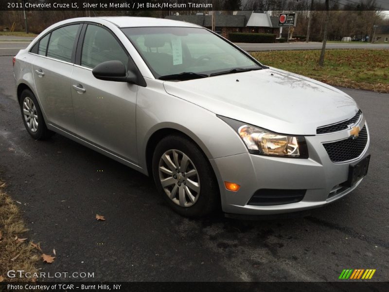 Front 3/4 View of 2011 Cruze LS