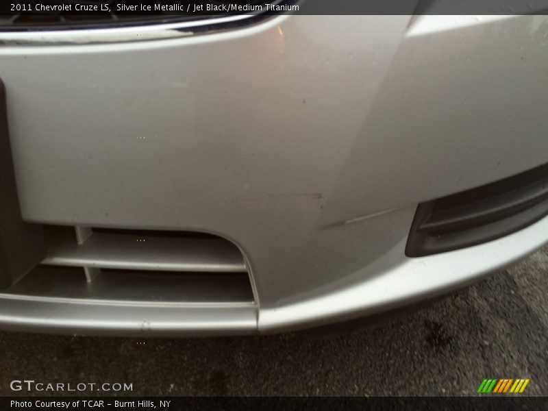Silver Ice Metallic / Jet Black/Medium Titanium 2011 Chevrolet Cruze LS