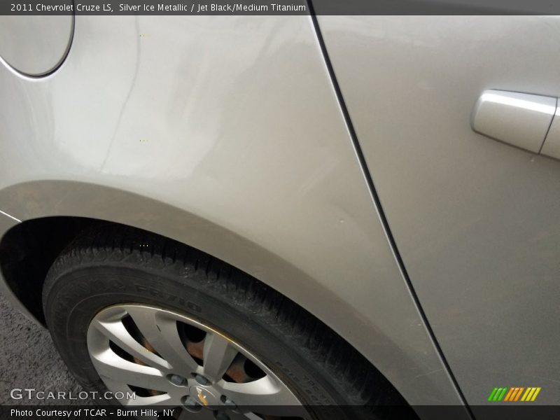 Silver Ice Metallic / Jet Black/Medium Titanium 2011 Chevrolet Cruze LS