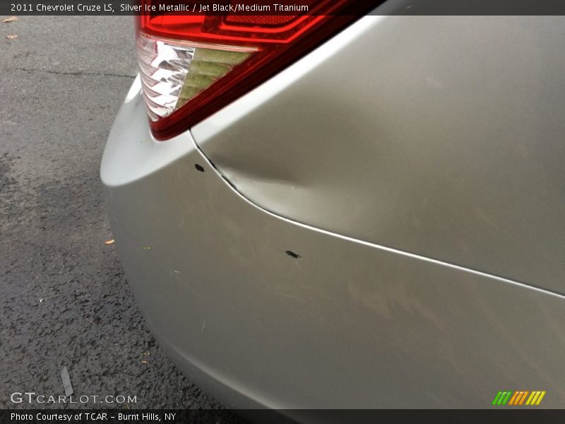 Silver Ice Metallic / Jet Black/Medium Titanium 2011 Chevrolet Cruze LS