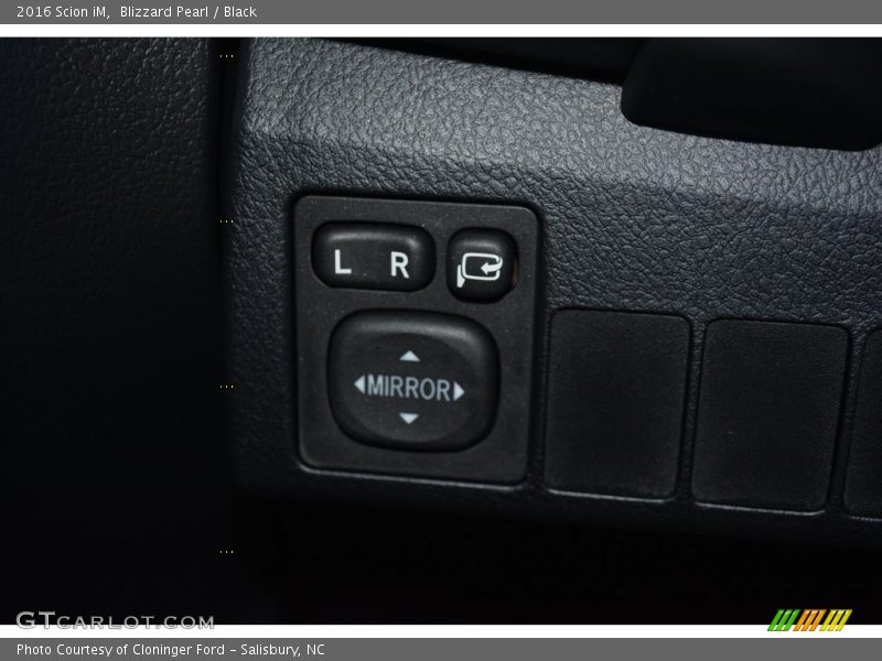 Blizzard Pearl / Black 2016 Scion iM