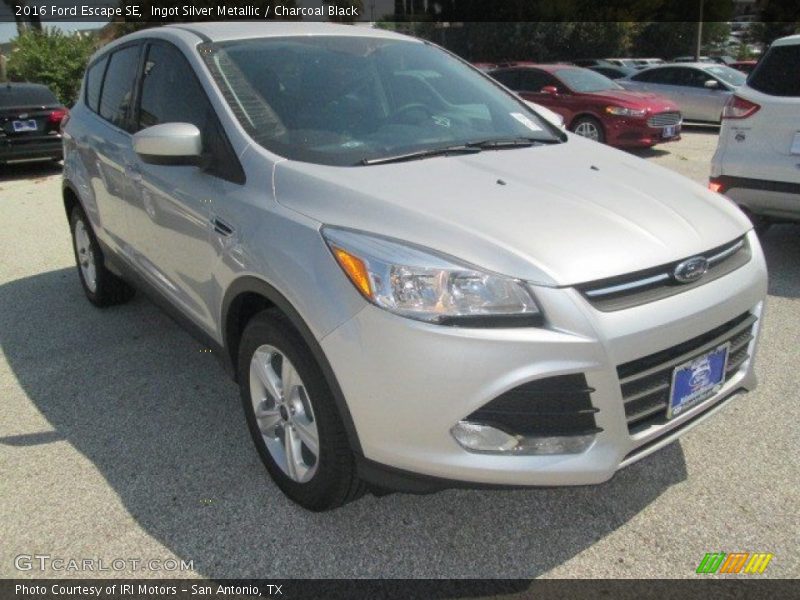 Ingot Silver Metallic / Charcoal Black 2016 Ford Escape SE