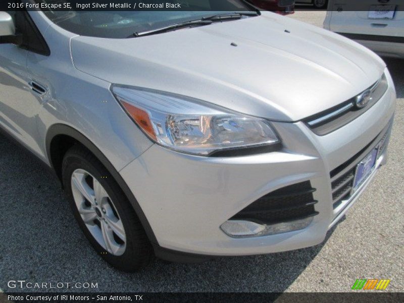 Ingot Silver Metallic / Charcoal Black 2016 Ford Escape SE