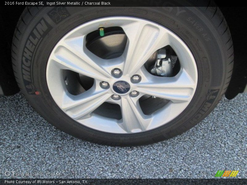 Ingot Silver Metallic / Charcoal Black 2016 Ford Escape SE