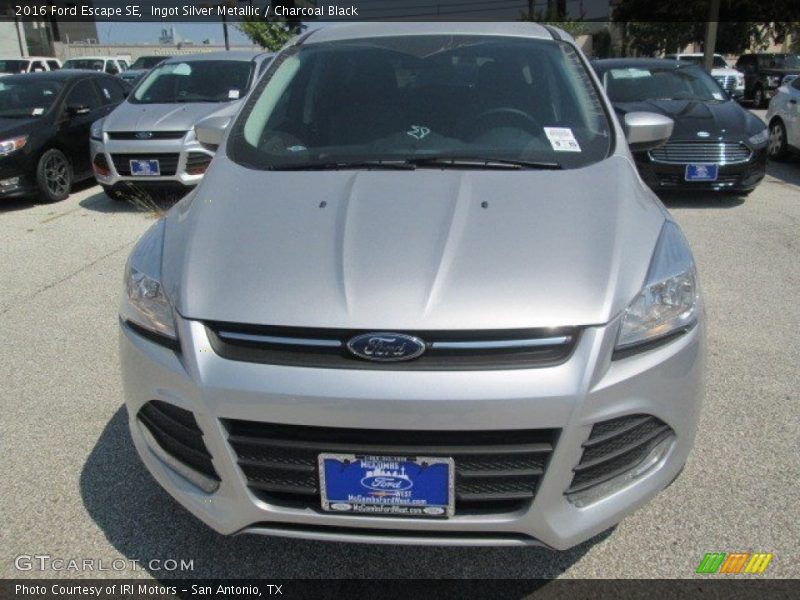 Ingot Silver Metallic / Charcoal Black 2016 Ford Escape SE