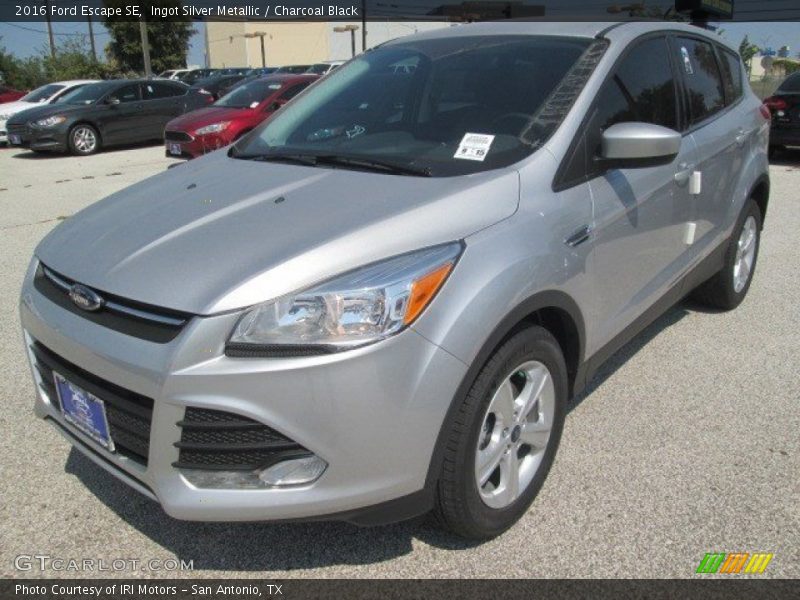 Ingot Silver Metallic / Charcoal Black 2016 Ford Escape SE