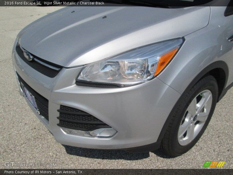 Ingot Silver Metallic / Charcoal Black 2016 Ford Escape SE