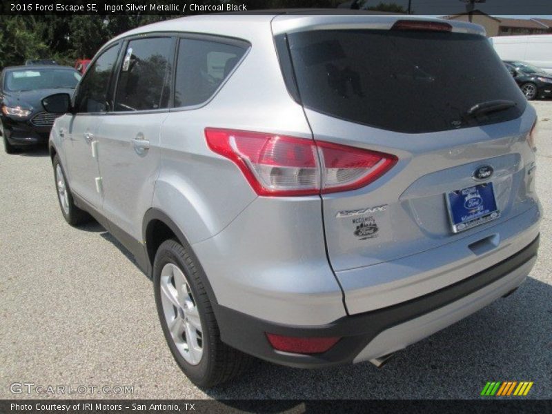 Ingot Silver Metallic / Charcoal Black 2016 Ford Escape SE