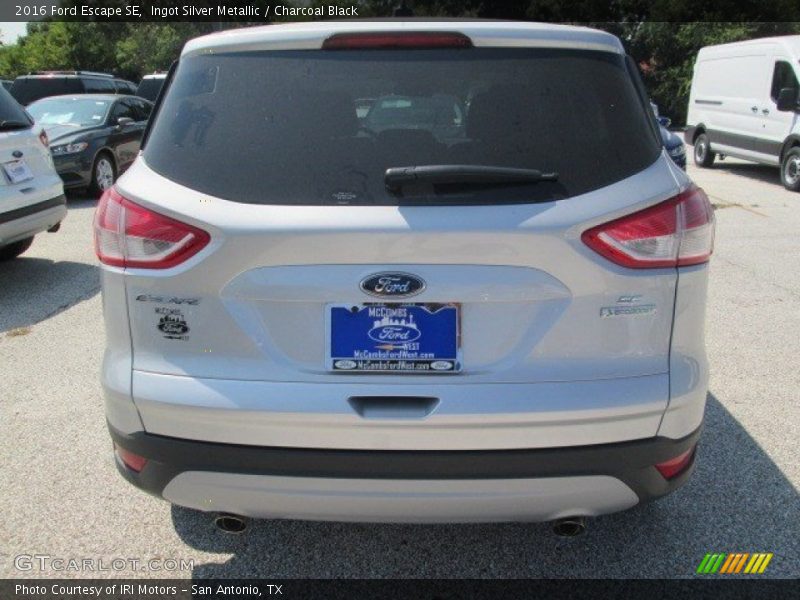 Ingot Silver Metallic / Charcoal Black 2016 Ford Escape SE