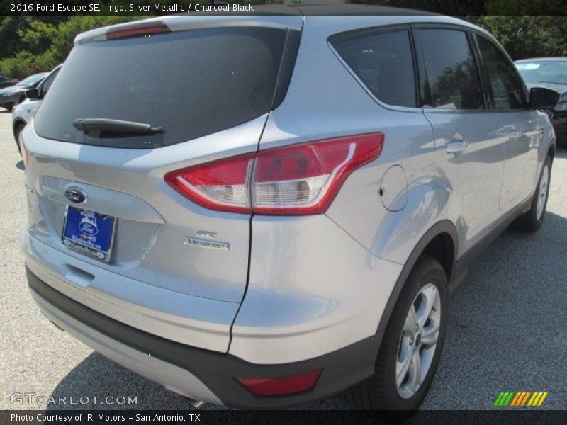 Ingot Silver Metallic / Charcoal Black 2016 Ford Escape SE