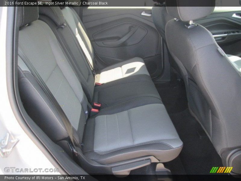 Ingot Silver Metallic / Charcoal Black 2016 Ford Escape SE