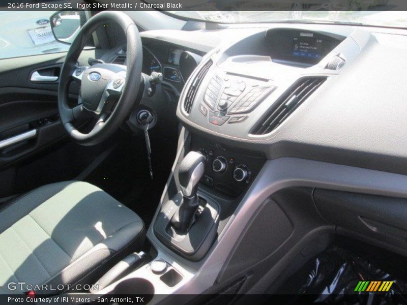 Ingot Silver Metallic / Charcoal Black 2016 Ford Escape SE