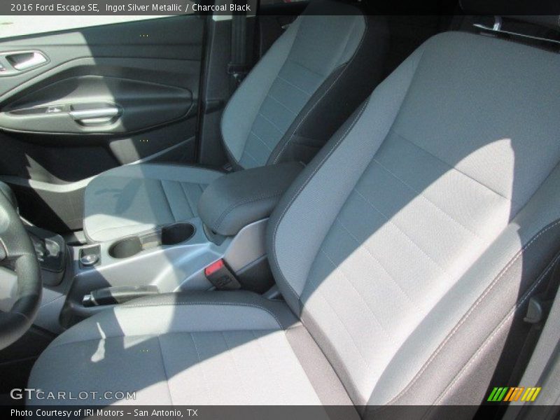 Ingot Silver Metallic / Charcoal Black 2016 Ford Escape SE