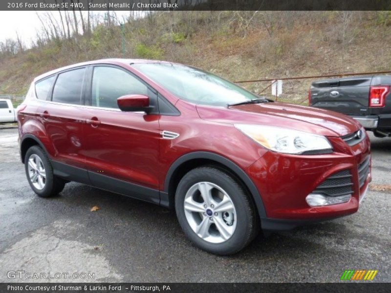 Front 3/4 View of 2016 Escape SE 4WD