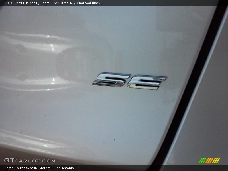 Ingot Silver Metallic / Charcoal Black 2016 Ford Fusion SE