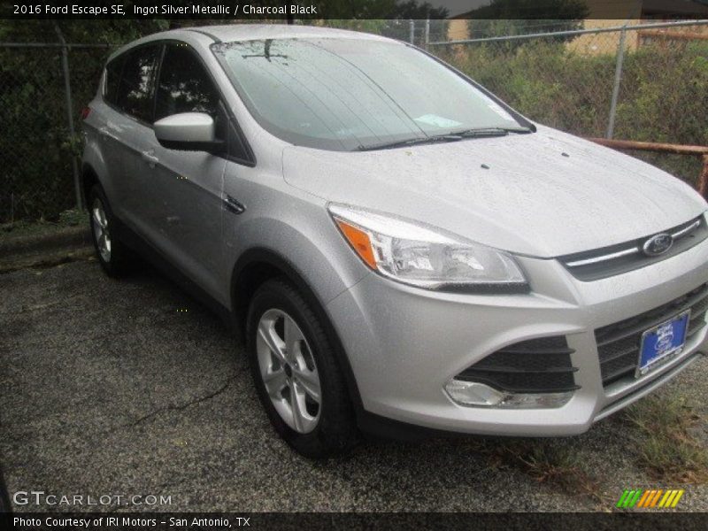 Ingot Silver Metallic / Charcoal Black 2016 Ford Escape SE