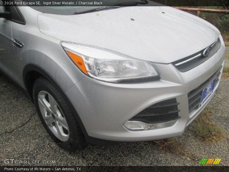Ingot Silver Metallic / Charcoal Black 2016 Ford Escape SE