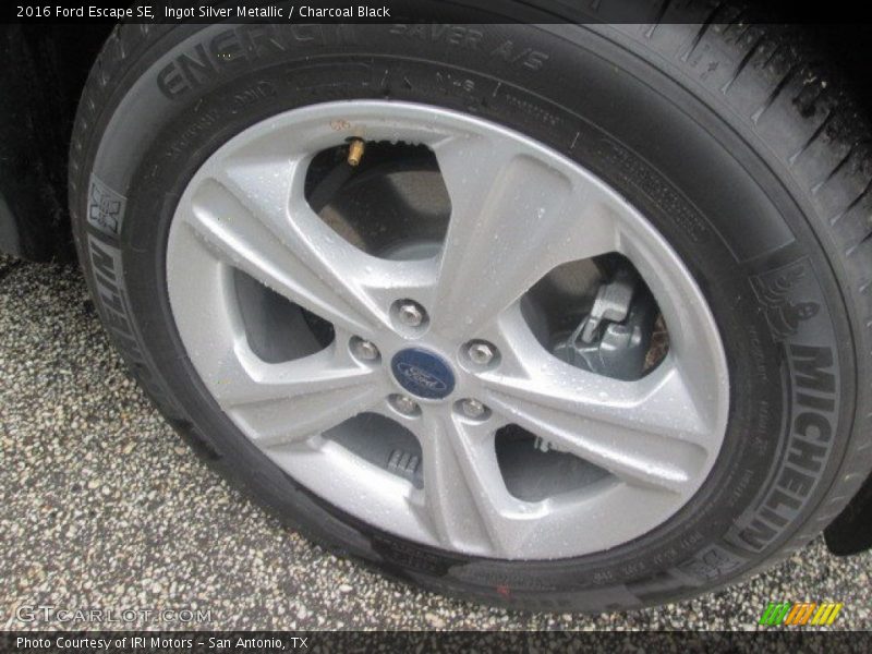Ingot Silver Metallic / Charcoal Black 2016 Ford Escape SE