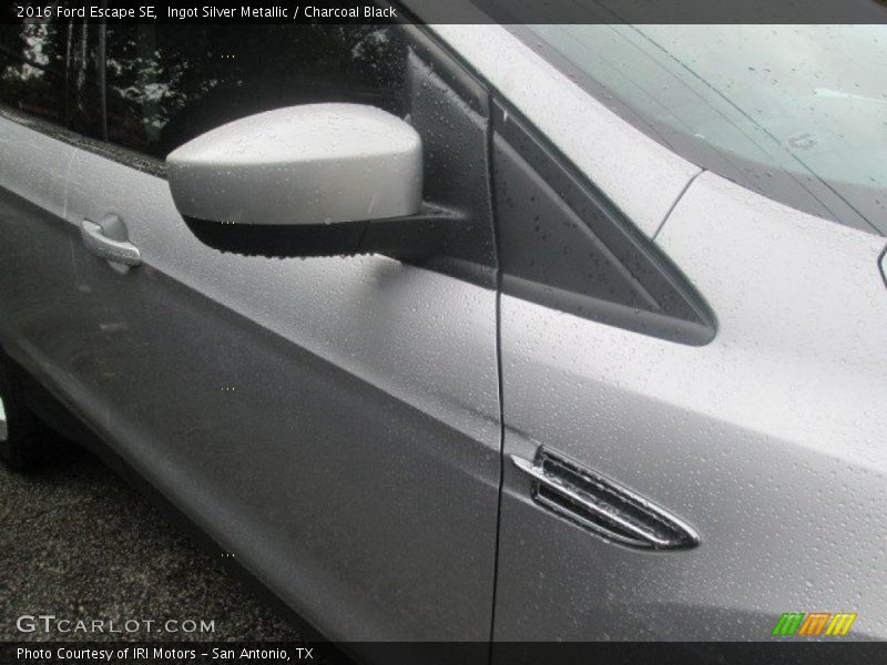 Ingot Silver Metallic / Charcoal Black 2016 Ford Escape SE