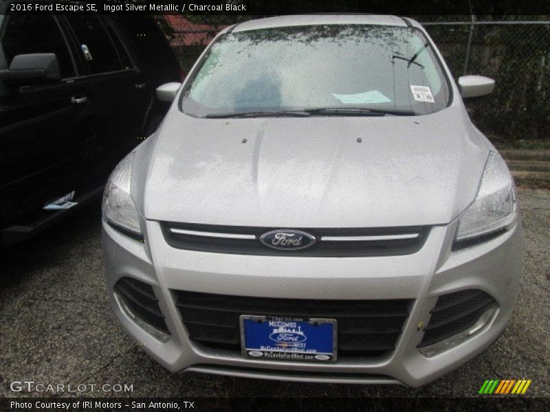 Ingot Silver Metallic / Charcoal Black 2016 Ford Escape SE