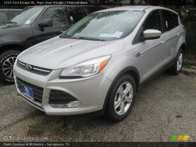 Ingot Silver Metallic / Charcoal Black 2016 Ford Escape SE