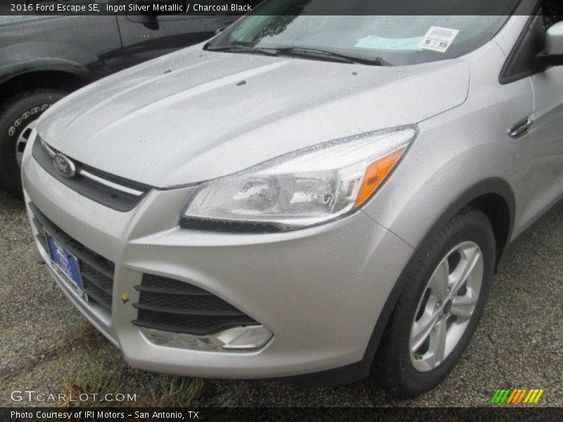 Ingot Silver Metallic / Charcoal Black 2016 Ford Escape SE