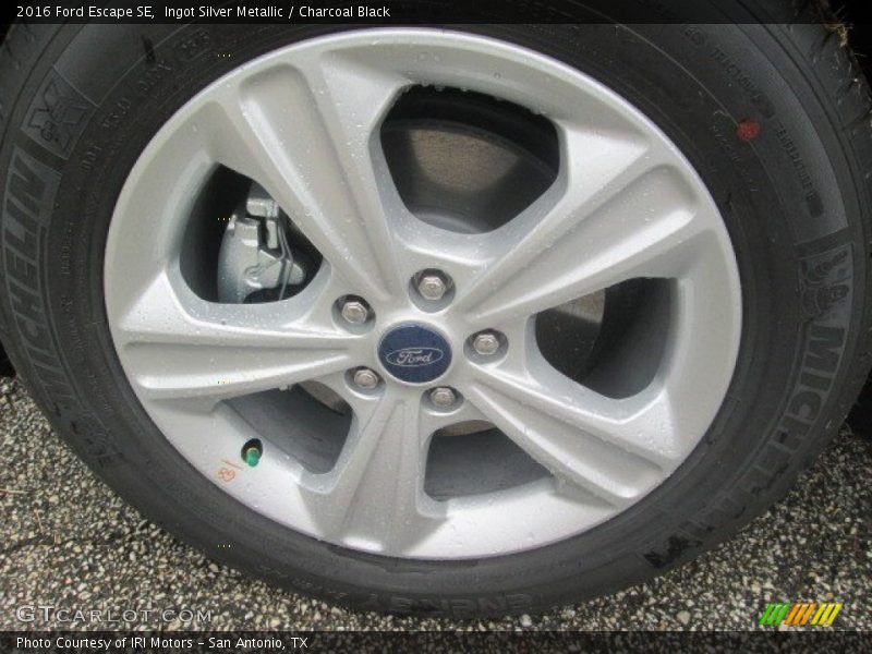 Ingot Silver Metallic / Charcoal Black 2016 Ford Escape SE