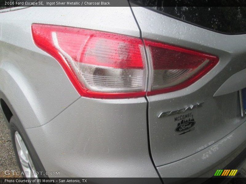 Ingot Silver Metallic / Charcoal Black 2016 Ford Escape SE