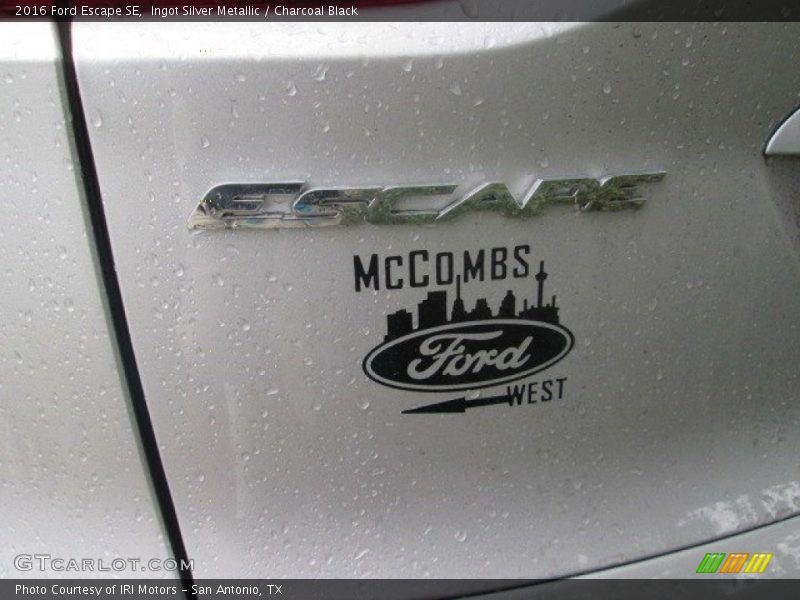 Ingot Silver Metallic / Charcoal Black 2016 Ford Escape SE