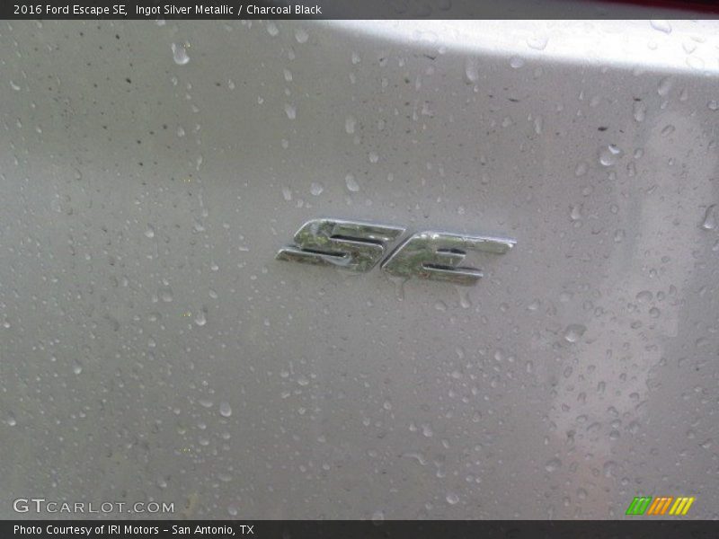 Ingot Silver Metallic / Charcoal Black 2016 Ford Escape SE
