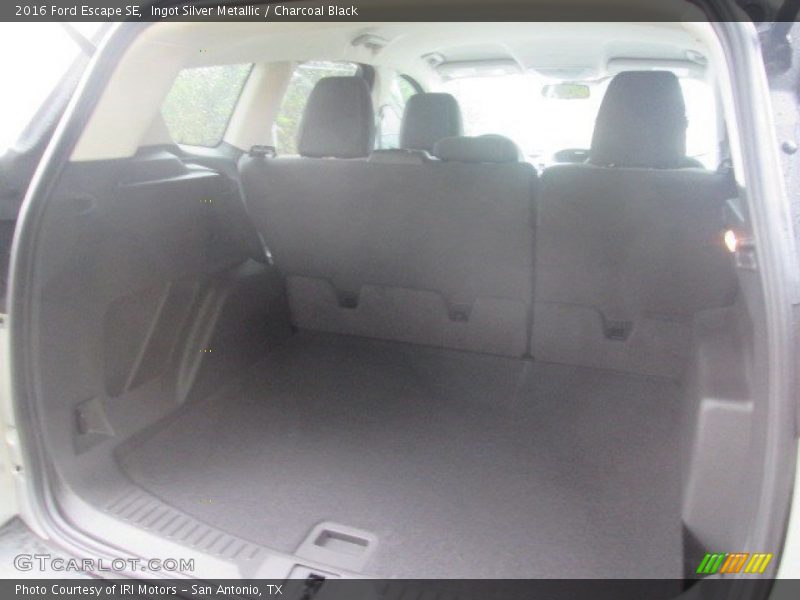 Ingot Silver Metallic / Charcoal Black 2016 Ford Escape SE