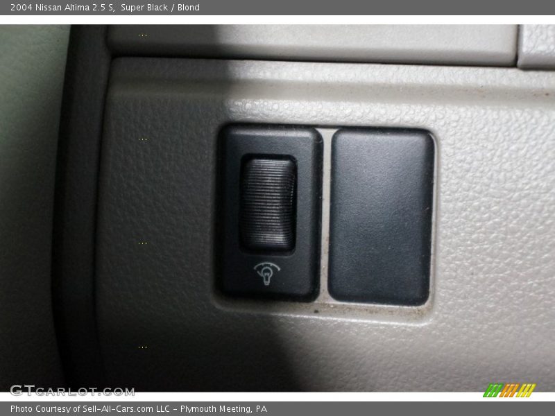 Super Black / Blond 2004 Nissan Altima 2.5 S