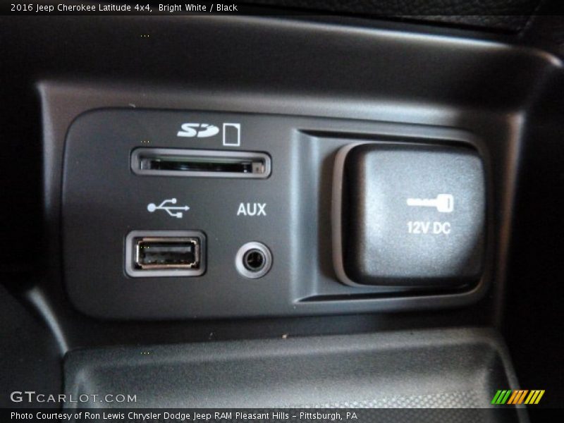 Bright White / Black 2016 Jeep Cherokee Latitude 4x4