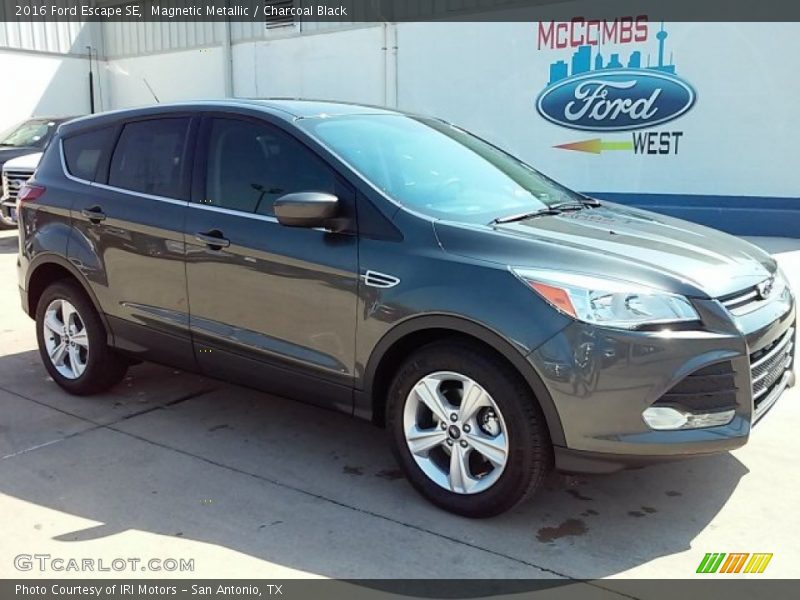 Magnetic Metallic / Charcoal Black 2016 Ford Escape SE