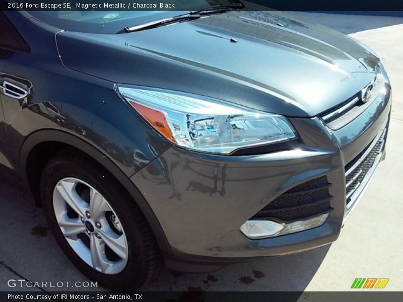 Magnetic Metallic / Charcoal Black 2016 Ford Escape SE