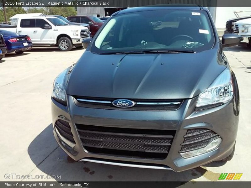Magnetic Metallic / Charcoal Black 2016 Ford Escape SE